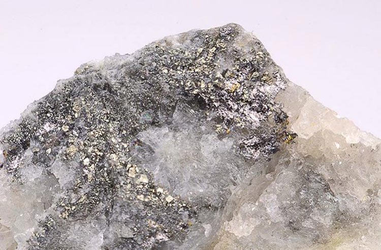 Coloradoite mới được phát hiện trong quặng tinh thể, có nguồn gốc từ các mạch mắc ma. Quặng này là hợp chất giữa thủy ngân và tellurium, một kim loại rất độc và hiếm. Coloradoite vì thế nguy hiểm gấp đôi với những ai dám cầm chúng. Nếu bị đun nóng hoặc cho tác động với một hóa chất nào đó, chúng sẽ “nhả” ra một loại khí chết người, đồng thời giải phóng bụi.